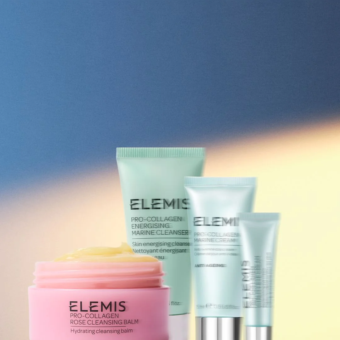 滿HK$2,000加送<br>煥活臻寵玫瑰修護套裝(價值HK$1,215)*<br><br> 套裝包括: <br> 特別版!骨膠原玫瑰卸妝膏50g<br> 骨膠原海洋面霜15ml<br> 骨膠原再生緊緻眼霜4ml<br> 骨膠原海洋潔面乳30ml<br><br> <br> *優惠只適用於ELEMIS香港官網。<br> 數量有限,送完即止,受條款及細則約束。<br> 部分商品不適用。